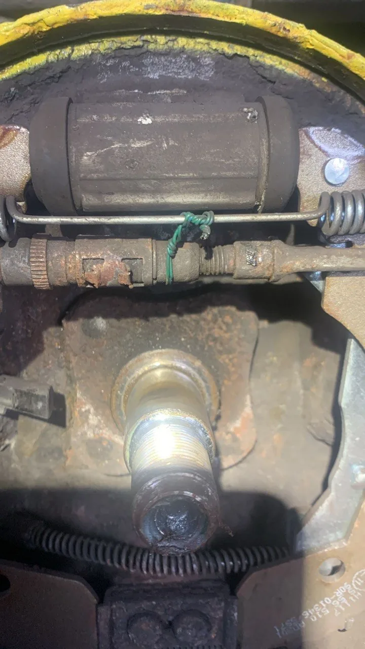 Frână de mână Nissan - improvizație reparată ulterior